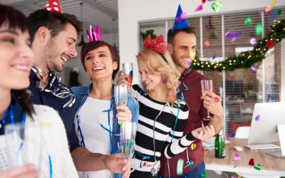 7 façons festives d’organiser votre cocktail idéale au bureau