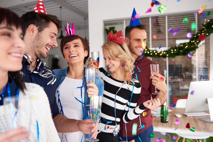 7 façons festives d’organiser votre cocktail idéale au bureau