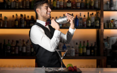 3 façons sournoises pour les barmans de vous faire commander plus de boissons, selon un pro